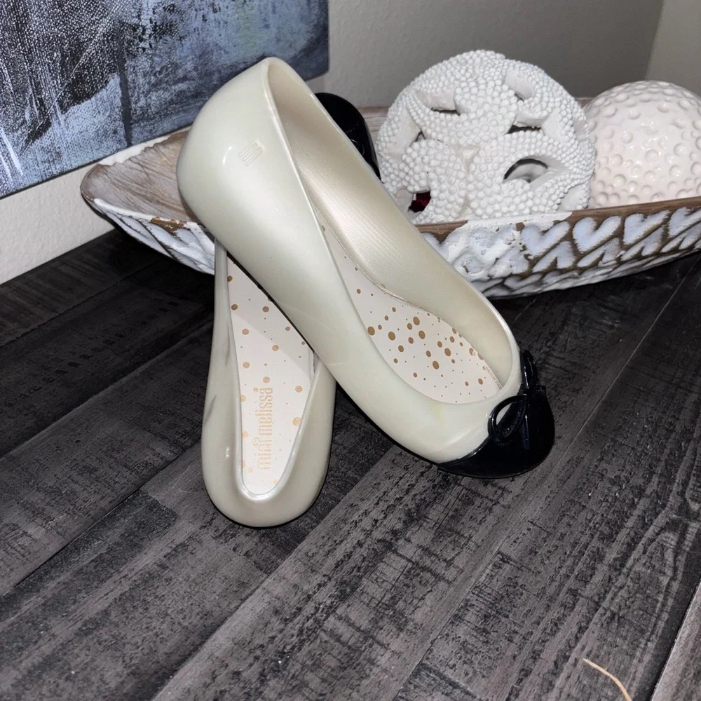Mini Melissa Sweet Love Cap Toe ballet flats in pearly white and black SZ 1​​